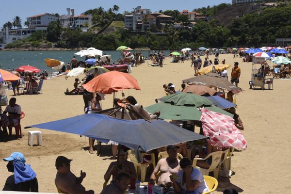 Curva da Jurema em Vitória. Os capixabas foram à praia no primeiro dia do ano de 2021.  por Carlos Alberto Silva