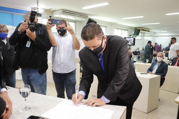 Euclério Samapaio assina livro de posse em Cariacica por Bruno Fritz/Arnaldo Preuzo