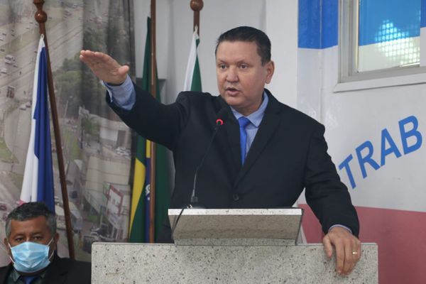 Euclério Sampaio, prefeito de Cariacica, faz juramento