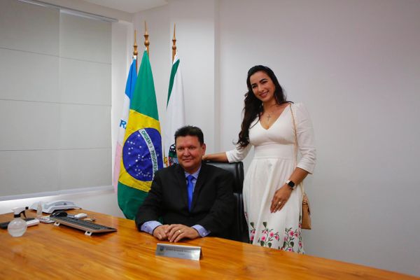 Euclério sentado na cadeira de prefeito ao lado da esposa por Bruno Fritz/Arnaldo Preuzo