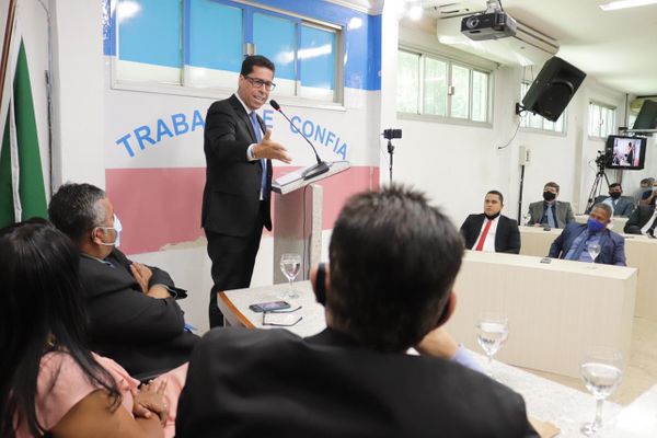 Deputado estadual Marcelo Santos discursa durante a posse de Euclério Sampaio por Bruno Fritz/Arnaldo Preuzo