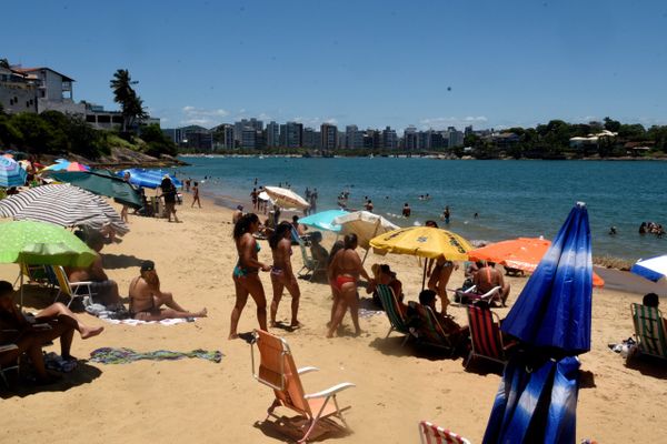 Os capixabas foram à praia no primeiro dia do ano de 2021.  por Carlos Alberto Silva