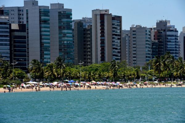 Os capixabas foram à praia no primeiro dia do ano de 2021.  por Carlos Alberto Silva