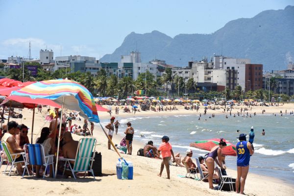 Os capixabas foram à praia no primeiro dia do ano de 2021.  por Carlos Alberto Silva