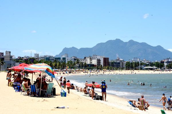 Os capixabas foram à praia no primeiro dia do ano de 2021. 