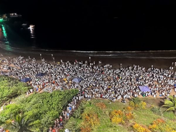 Praia de Peracanga, em Guarapari, ficou lotada durante as comemorações do réveillon