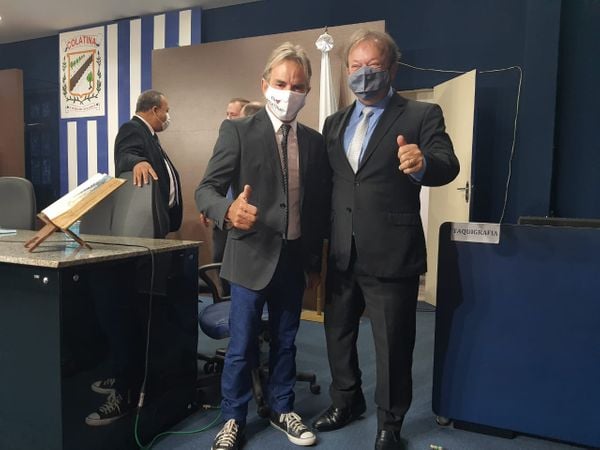 Sérgio Meneguelli (Republicanos) e Guerino Balestrassi (PSC) na cerimônia de posse em Colatina 