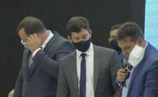 Arnaldinho Borgo e o presidente da Câmara Bruno Lorenzutti (Podemos) durante sessão solene por Reprodução