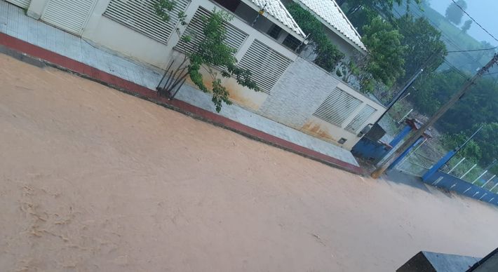 Os municípios de Alegre, Jerônimo Monteiro e Vargem Alta registraram diversos pontos de alagamentos. Também houve queda de árvores e poste