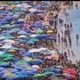 Imagem - Capixabas e turistas se aglomeram na praia da Bacutia, em Guarapari, no feriado