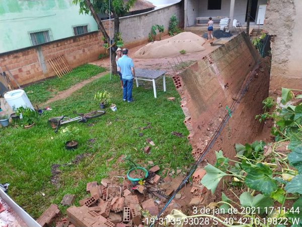 Muro desabou no bairro Columbia em Colatina 