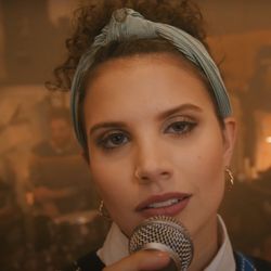 A cantora Casey Conroy no videoclipe da canção “Say It”