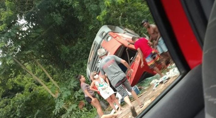 Três pessoas ficaram feridas após capotamento na altura do quilômetro 37 da rodovia, na manhã desta segunda-feira (4)