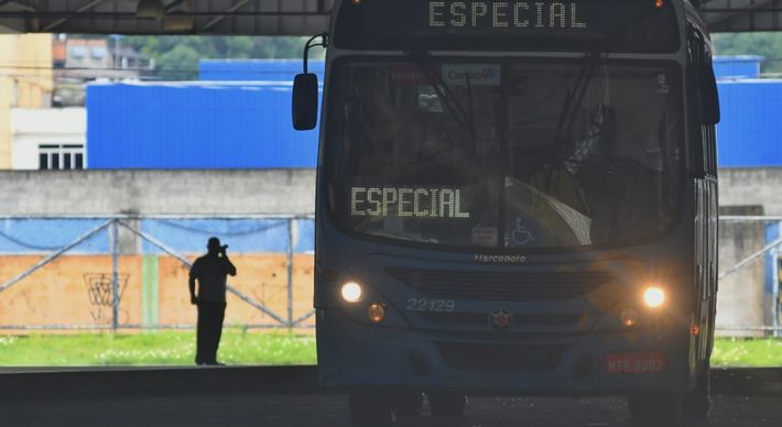 Protesto pedindo a volta dos cobradores nos coletivos aconteceu na manhã desta segunda-feira (04) e dividiu opinião de leitores nas redes sociais