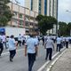 A Guarda de Trânsito tenta organizar o fluxo durante a caminhada dos rodoviários pela Avenida Vitória