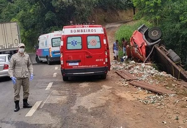 Bombeiros resgataram uma das vítimas do capotamento; outras duas pessoas também ficaram feridas. Crédito: Divulgação | Corpo de Bombeiros