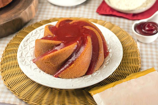 Bolo de fubá coberto com goiabada cremosa