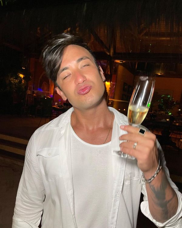 O músico capixaba Daniel Caon, namorado de Rafa Kalimann, em festa de réveillon com ex-BBBs em ilha particular