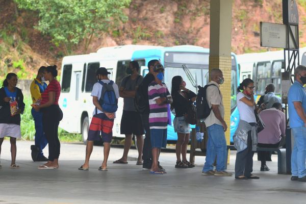 Paralisação nos ônibus do Transcol no Terminal de Itacibá