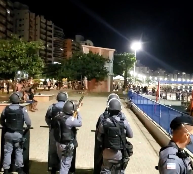 Vídeos compartilhados nas redes sociais mostram PM dispersando um grupo de pessoas que estavam aglomeradas na Praia do Morro, em Guarapari, neste domingo (3)