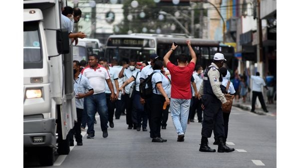 Protesto dos cobradores de ônibus do Sistema Transcol - Eles saíram da Praça de Jucutuquara e seguiram até o Palácio Anchieta, em Vitória  por Fernando Madeira