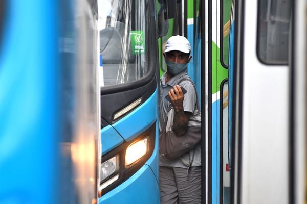 Data: 04/01/2021 - ES - Vitória - Protesto dos cobradores de ônibus do Sistema Transcol - Eles saíram da Praça de Jucutuquara e seguiram até o Palácio Anchieta, em Vitória - Editoria: Cidades - Foto: Fernando Madeira - GZ