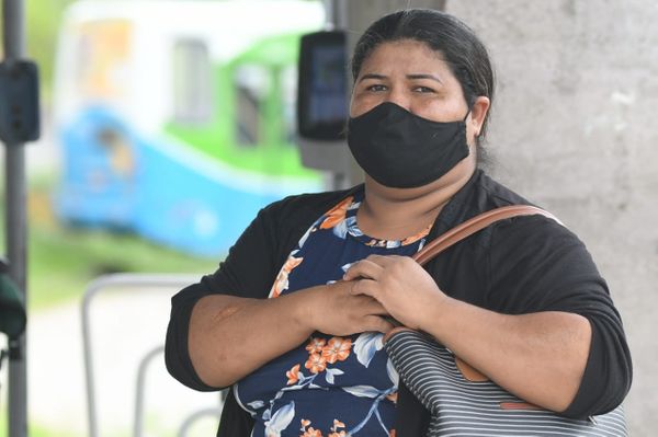 Vanusa Nascimento não conseguiu pegar o ônibus da linha 515 devido à paralisação nos ônibus do Transcol no Terminal de Campo Grande