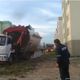 Imagem - Parte de caixa-d'água cai de caminhão durante retirada em Cariacica