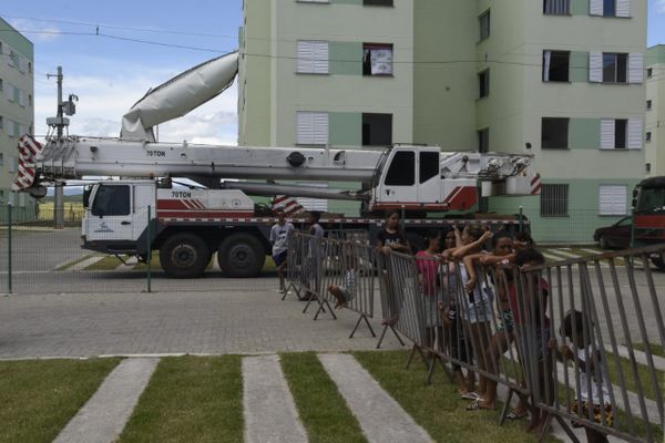 Caixas-d'água que caíram começam a ser removidas no Residencial São Roque, em Cariacica
