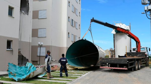Funcionários da construtora contaram as partes da  caixa-d'água para o transporte por Fernando Madeira