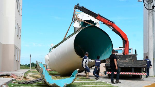 Funcionários da construtora contaram as partes da  caixa-d'água para o transporte por Fernando Madeira