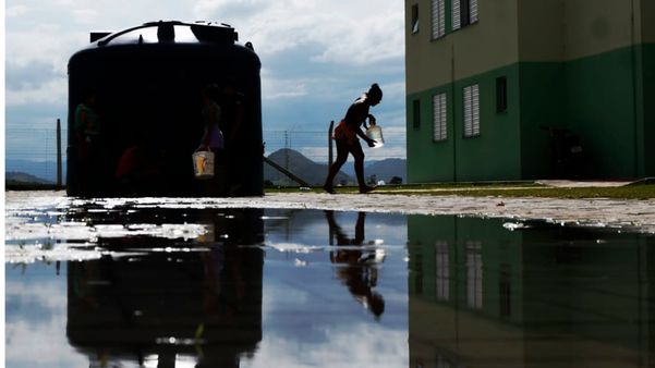 Pessoas buscam água em um reservatório-d'água por Fernando Madeira
