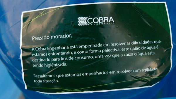 Moradores recebem galões de água por Fernando Madeira