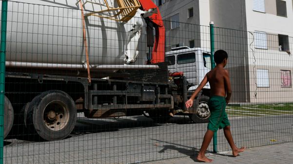 Crianças sem local de laser andam pelo condômínio por Fernando Madeira