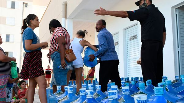 Moradores recebem galões de água por Fernando Madeira