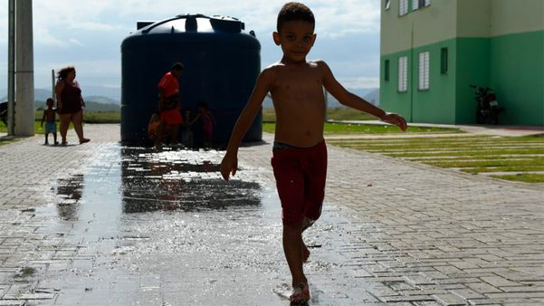 Criança corre pelo condomínio por Fernando Madeira