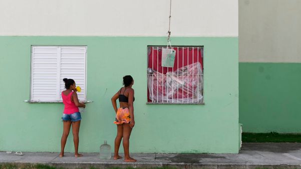 Outros moradores usam galões para pegar água em um reservatório e uma corda para levá-los até o apartamento por Fernando Madeira