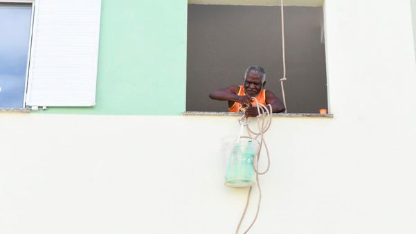 Outros moradores usam galões para pegar água em um reservatório e uma corda para levá-los até o apartamento por Fernando Madeira