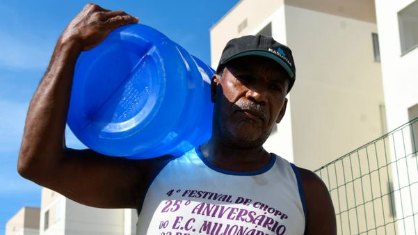 Moradores recebem galões de água por Fernando Madeira