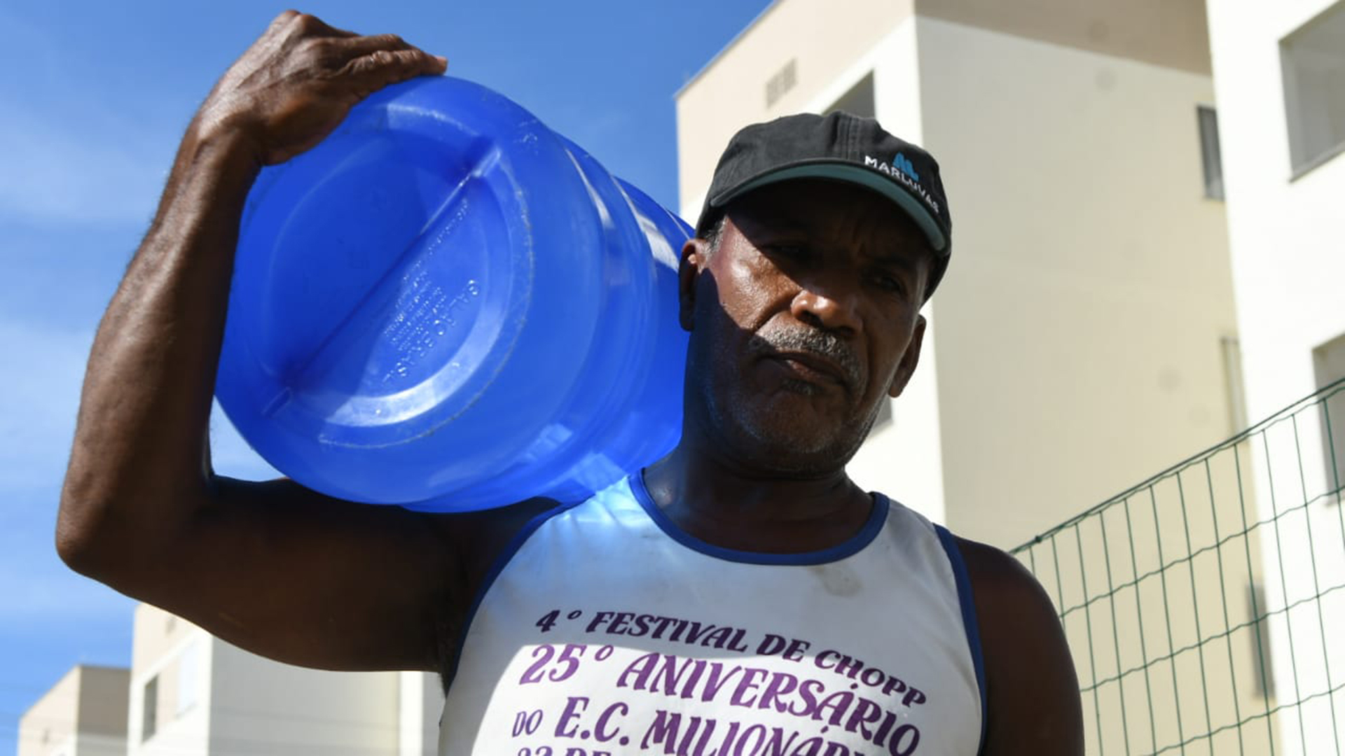 Caixas-d'água que desabaram são retiradas de condomínio em Cariacica nesta terça-feira (5)