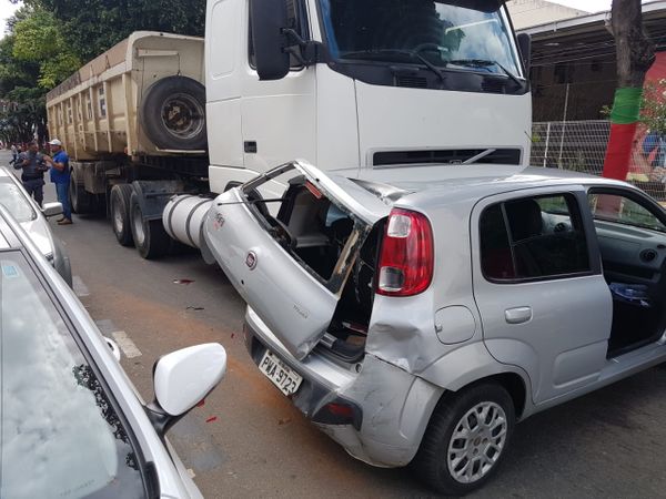 Colisão entre carro e carreta no Centro de Colatina