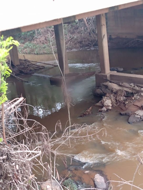 Moradores relataram que ouviram vários tiros. Um corpo ficou na rua e outro caiu no rio.