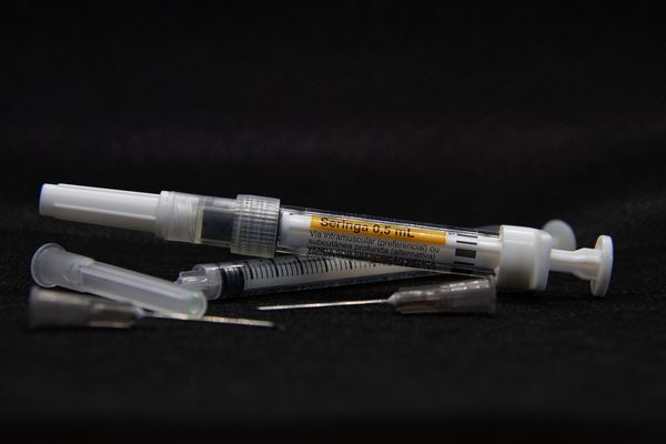 Ministério da Saúde decidiu fazer uma requisição administrativa dos estoques de agulhas e seringas