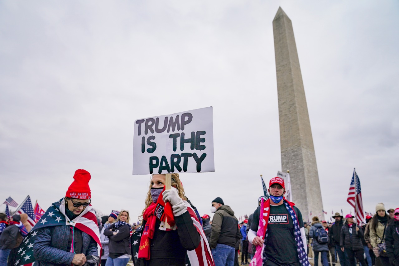 Apoiadores do presidente dos EUA, Donald Trump, se reúnem em frente ao Monumento a   Washington, nos Estados Unidos, nesta quarta-feira, 6 de janeiro de 2021.