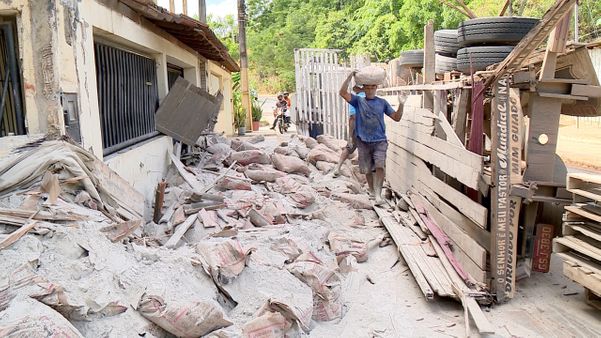 Caminhão carregado de cimento tomba e carga fica espalhada em Colatina