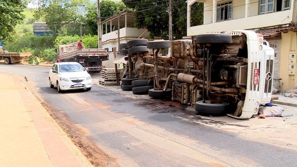 Caminhão carregado de cimento tomba e carga fica espalhada em Colatina