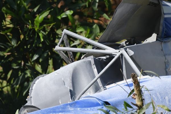 Fotos da fuselagem do helicóptero que caiu em Riviera da Barra, Vila Velha por Fernando Madeira
