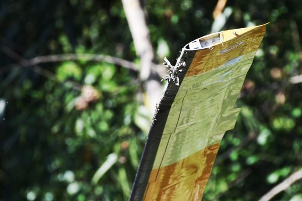 Fotos da fuselagem do helicóptero que caiu em Riviera da Barra, Vila Velha por Fernando Madeira