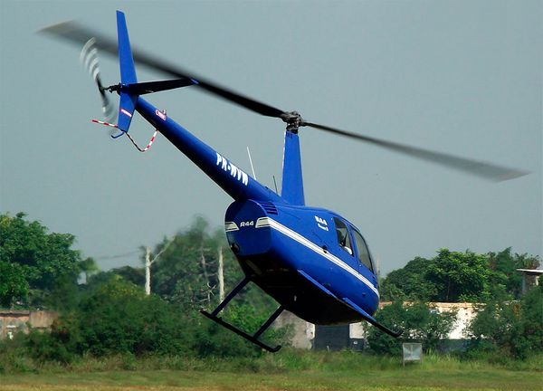 Fotos do helicóptero prefixo PR-WVW que caiu em Riviera da Barra, Vila Velha
