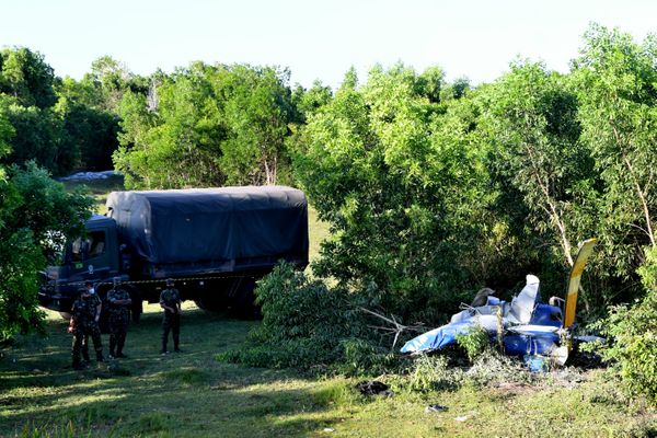 Helicóptero cai em área do Exército, em Riviera da Barra e mata o piloto e a namorada 